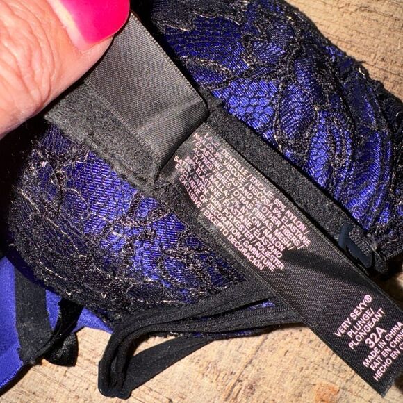 Victoria’s Secret very sexy plunge 32A - Picture 7 of 9